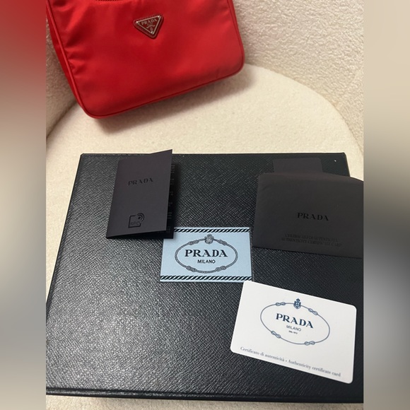 Prada Tessuto Nylon Re-Edition 2000 in Russo EXCELLENT CONDITION - Picture 4 of 9